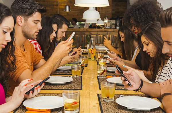 沒手機不成活！8個「滑手機上癮」症候群，飯可以不吃但手機不能離身？