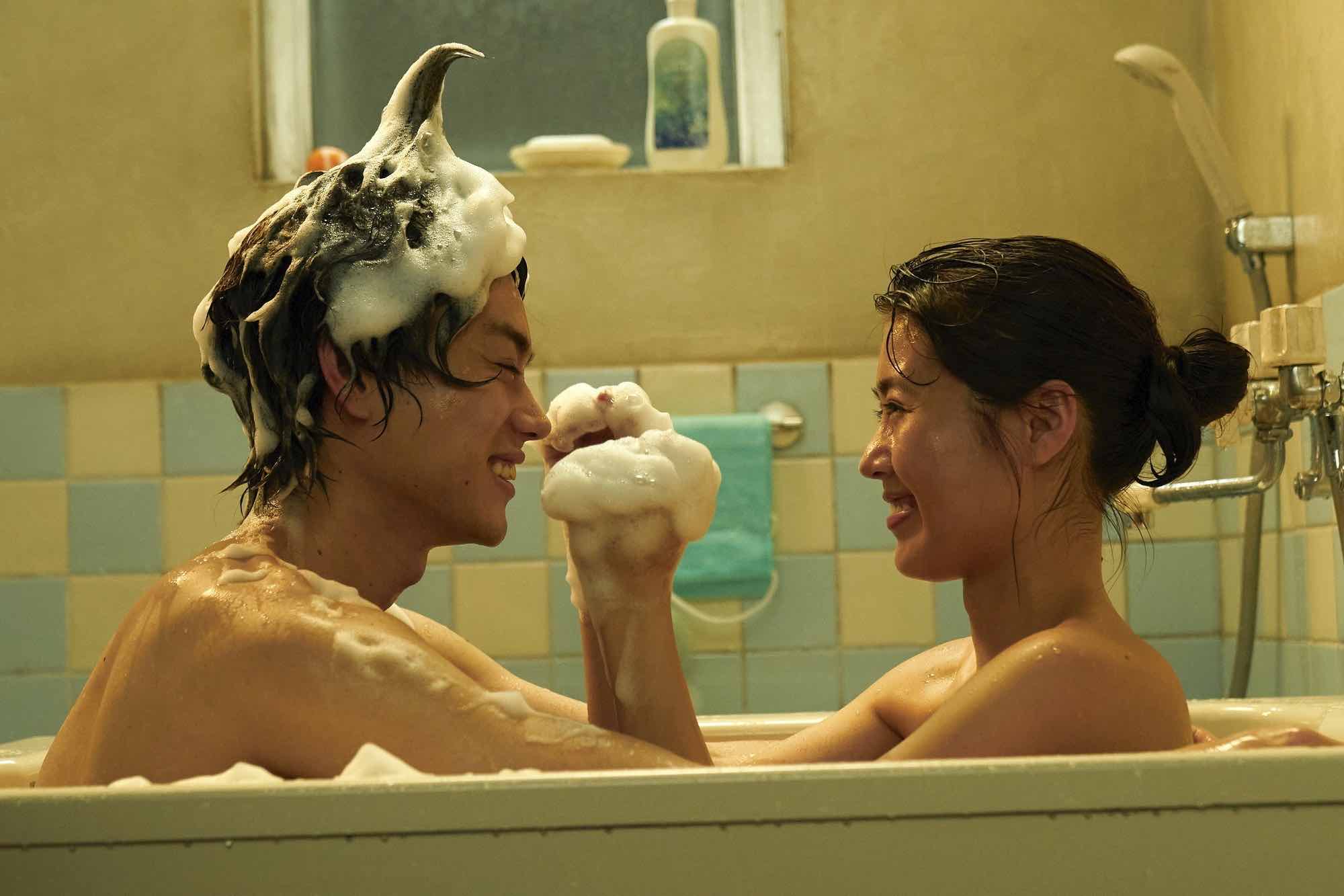 《花束般的戀愛》菅田將暉、有村架純合作等了5年，泡泡浴戲水扮情侶！