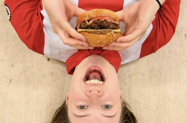 漢堡「倒著吃」才好吃？ 美國 Fridays 揭秘辛，原來這樣吃才對！