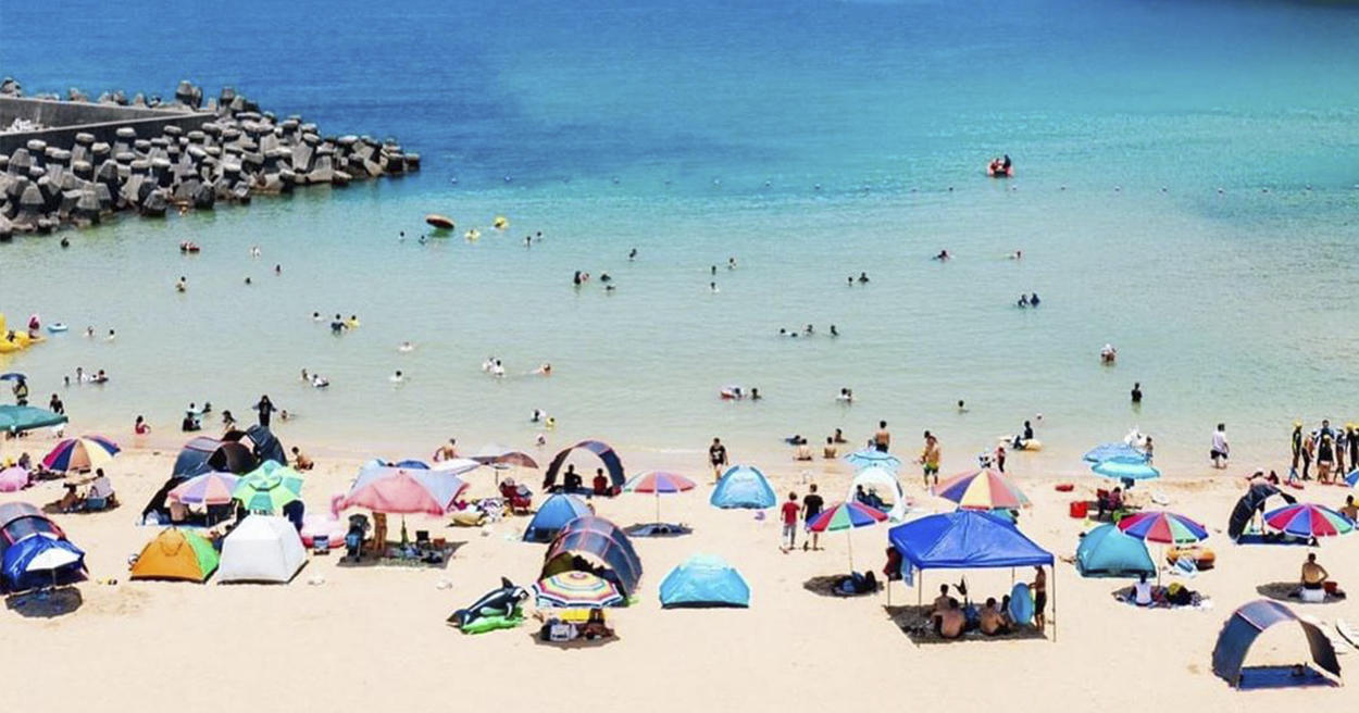 夏天就是要玩水！北台灣 6 處「絕美沙灘」旅遊推薦，大方秀出好身材吧！