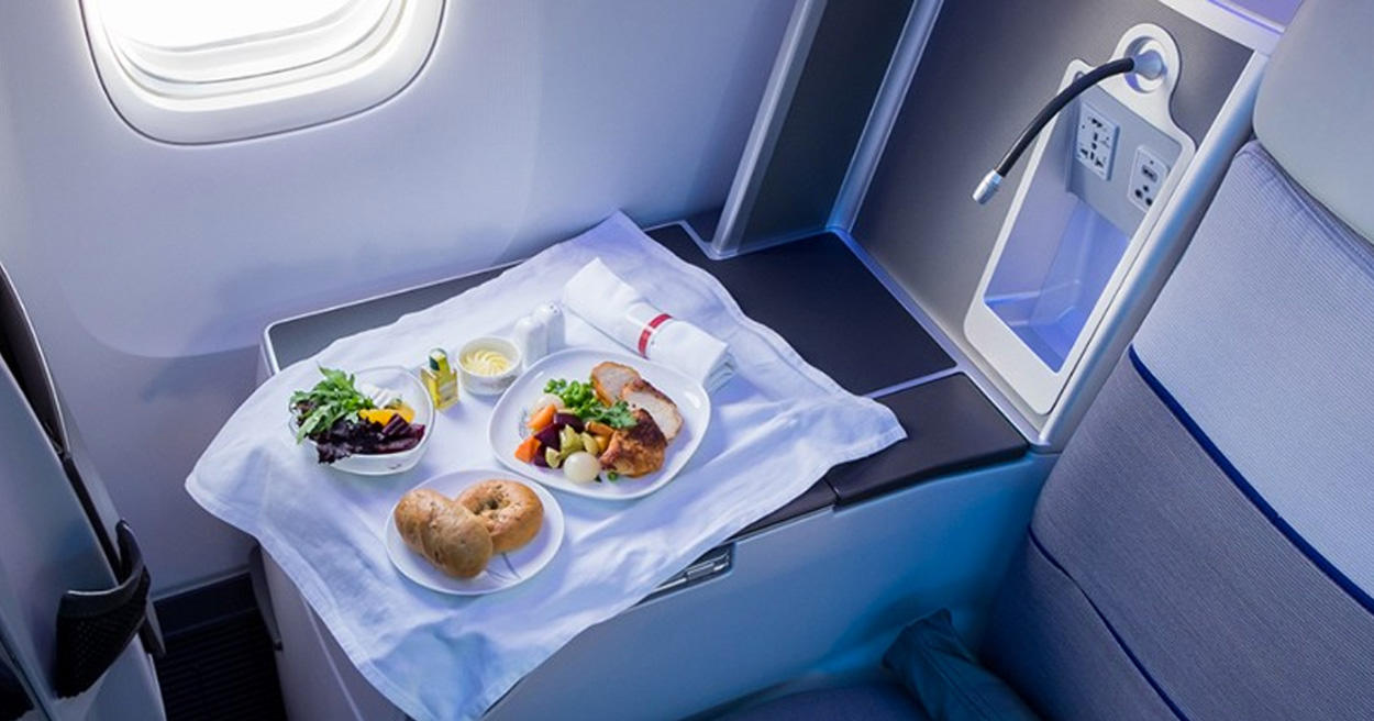飛機餐不好吃是因為白噪音！上飛機還會特別想喝「這飲料」！