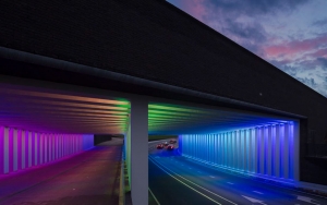 荷蘭隧道也有七彩霓虹燈？開車也能享受開趴氣氛！