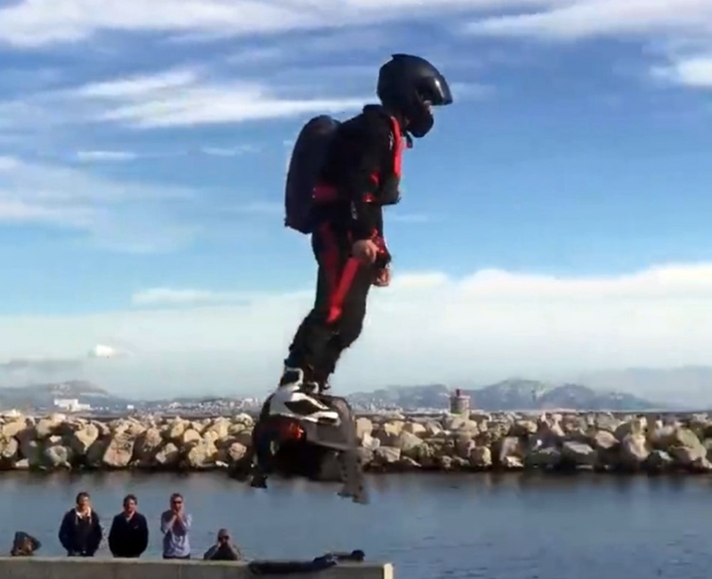「Flyboard Air」飛行滑板測試影片正式曝光，來個宛若「超級英雄」的帥氣起飛吧！