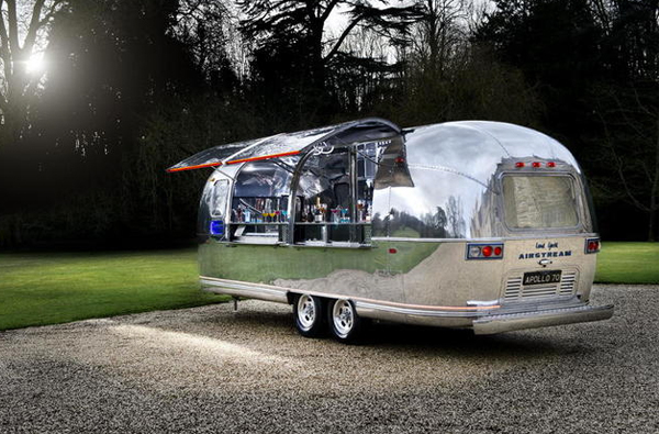 看過塞滿酒瓶的露營車嗎? 移動酒吧讓你露營路上不無聊！