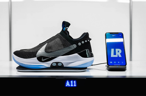 智慧型籃球鞋「Nike Adapt BB」登場！高科技自動鬆緊，手機App燈光換色還能無線充電