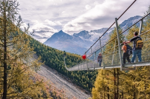懼高症的地獄！位在瑞士「全世界最長」人行吊橋你敢挑戰嗎？