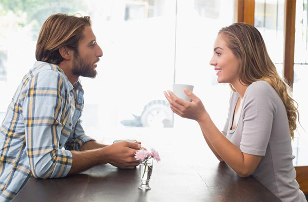 每次跟女生聊天秒被句點？五個「好聊男」必知的聊天守則