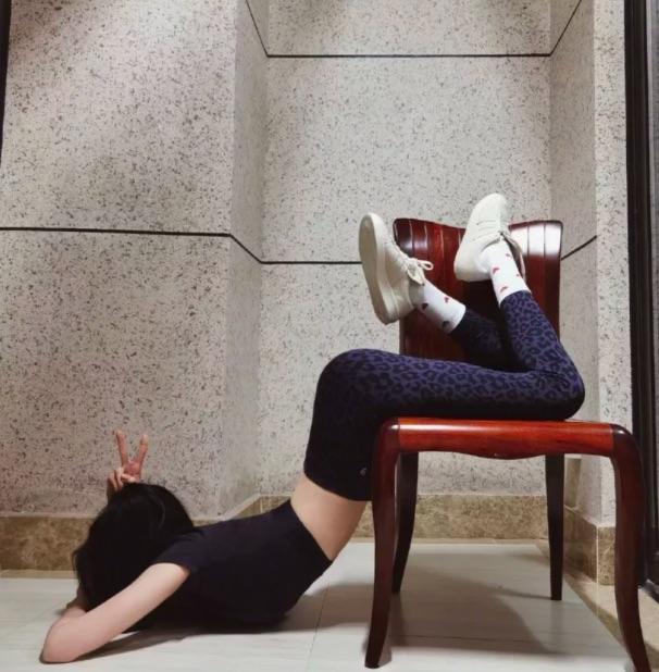楊冪熱掀 漫畫腰挑戰 辣個 Z曲線 網友怒轟太超過千萬別學 Manfashion這樣變型男