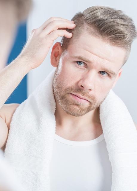 沒來由的瘋狂掉髮?6個導致禿頭的壞習慣,再不改掉當心頭髮掉光光!