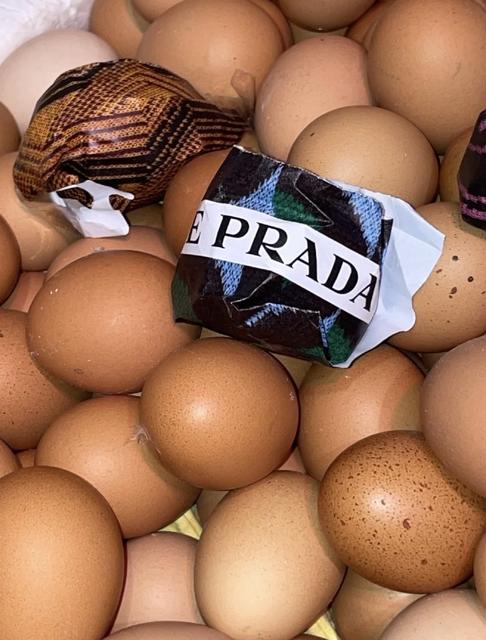 Prada也開菜市場？上海烏中市集Prada限定店，買菜竟送包？