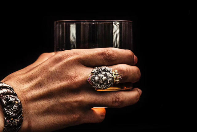 你戴對了嗎?型男「戒指戴法」全解析,招桃花、衝事業秘笈大公開!