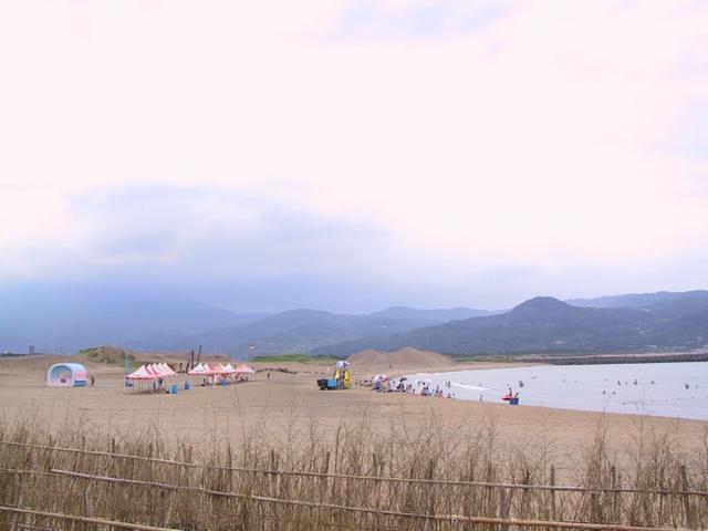 夏天就是要玩水!北台灣 6 處「絕美沙灘」旅遊推薦,大方秀出好身材吧!