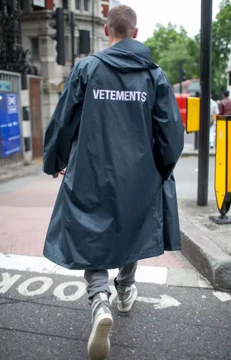 梅雨、雨天怎麼穿？6招「雨天穿搭」秘訣：學生、上班族通勤都適合！