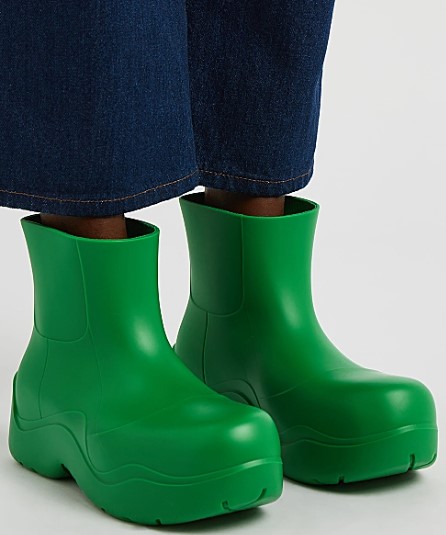 梅雨、雨天怎麼穿？6招「雨天穿搭」秘訣：學生、上班族通勤都適合！