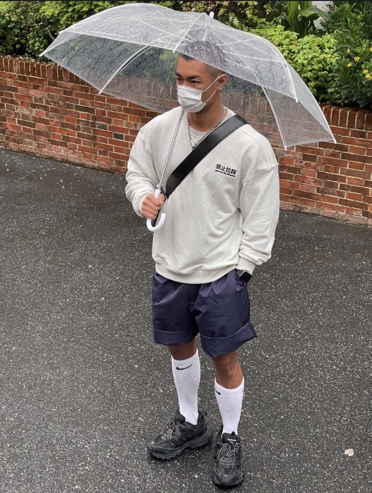 梅雨、雨天怎麼穿？6招「雨天穿搭」秘訣：學生、上班族通勤都適合！