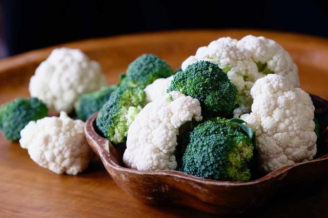 老是尿到馬桶外?男生「小便分岔」成因解析,尿不準可能是攝護腺肥大警訊!